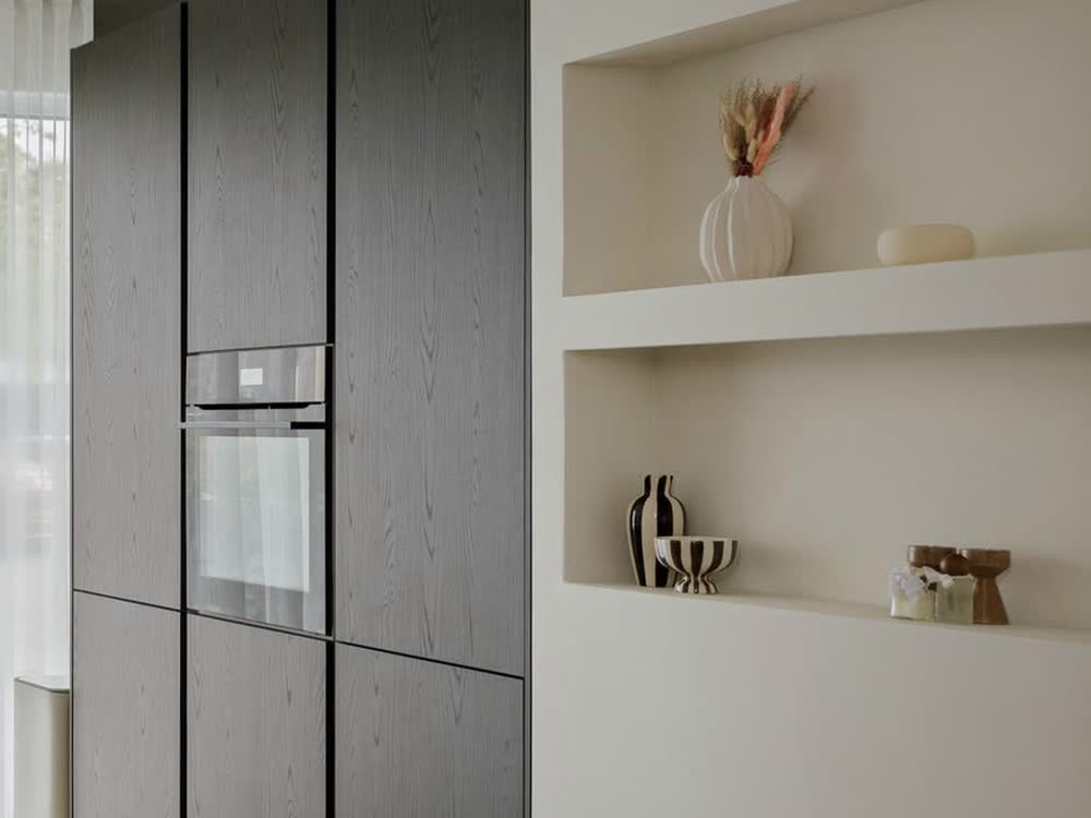 Hoge kastenwand in donker fineer met inbouwoven, in een keuken in Deventer die wij leverden en plaatsten
