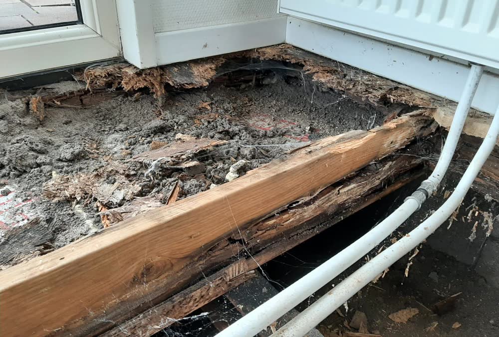 Verrotte vloerbalk onder een schuifpui in Nunspeet